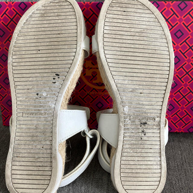 Tory Burch(トリーバーチ)のトリーバーチ   白いサンダル　(6)22.5くらい レディースの靴/シューズ(サンダル)の商品写真