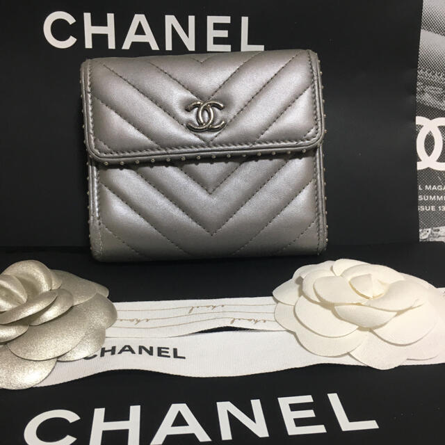 CHANEL(シャネル)のkabu様専用♡美品♡ シャネル Vステッチ 三つ折り財布 スタッズ 正規品 レディースのファッション小物(財布)の商品写真