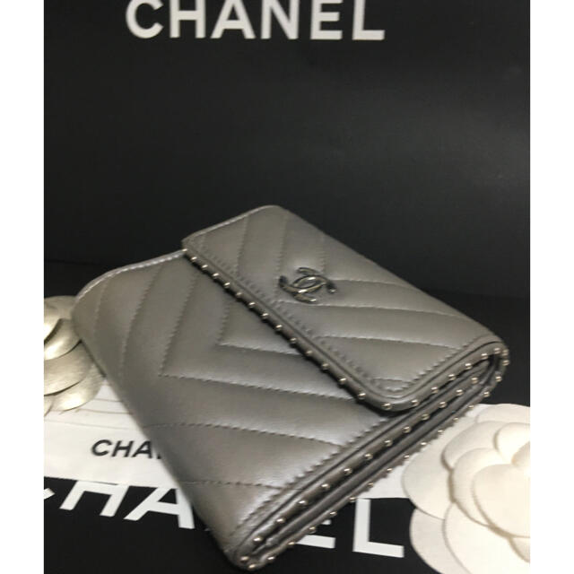 CHANEL(シャネル)のkabu様専用♡美品♡ シャネル Vステッチ 三つ折り財布 スタッズ 正規品 レディースのファッション小物(財布)の商品写真