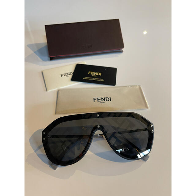 FENDI(フェンディ)のnaoo様専用　Fendiサングラス レディースのファッション小物(サングラス/メガネ)の商品写真