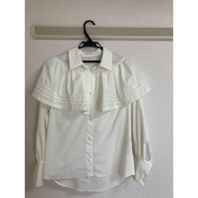 akiki  big frill shirt/ white レディースのトップス(シャツ/ブラウス(長袖/七分))の商品写真