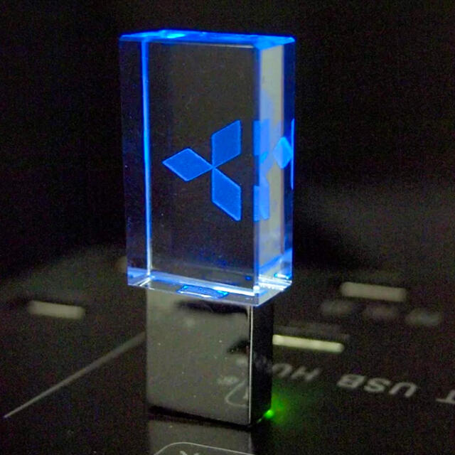 三菱(ミツビシ)の青　32GB 三菱  ロゴ入り USB クリスタル　メモリ  自動車/バイクの自動車(車内アクセサリ)の商品写真