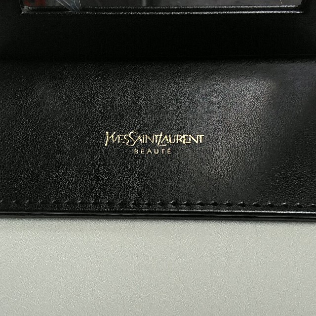 Yves Saint Laurent Beaute(イヴサンローランボーテ)の✳️めろんそーだ様専用✳新品未使用✳YSLノベルティポーチ(2種類) コスメ/美容のメイク道具/ケアグッズ(その他)の商品写真