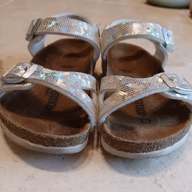 BIRKENSTOCK(ビルケンシュトック)のBIRKENSTOCK　シルバーラメ　サンダル　1足 キッズ/ベビー/マタニティのキッズ靴/シューズ(15cm~)(サンダル)の商品写真