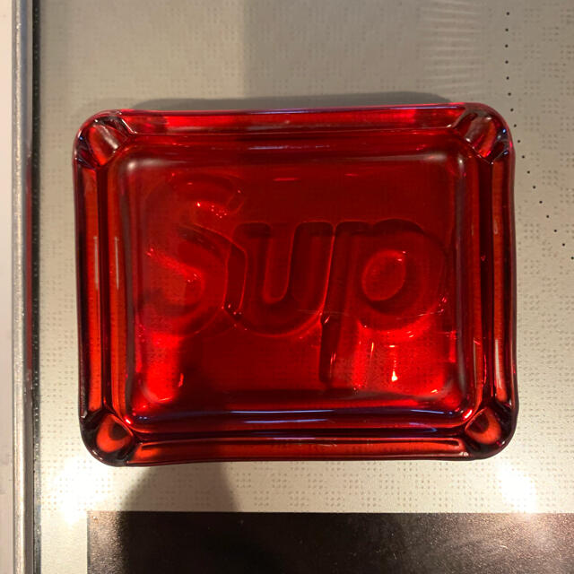 Supreme(シュプリーム)のSupreme灰皿赤redシュプリーム美品 インテリア/住まい/日用品のインテリア小物(灰皿)の商品写真