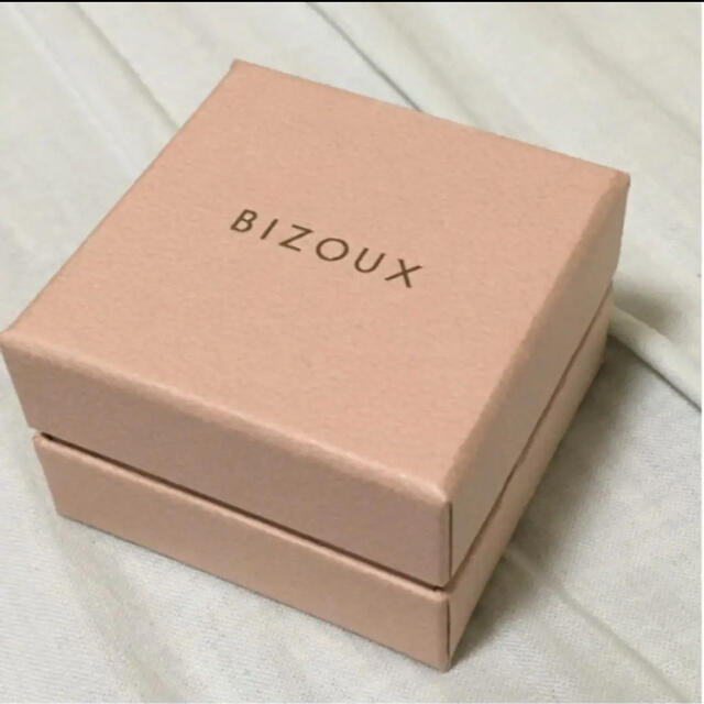 BIZOUX K18リングの通販 by ど根性かーさん｜ラクマ ベキリーブルーガーネット 得価高品質