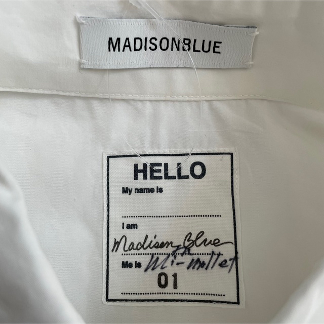 MADISONBLUE(マディソンブルー)のマディソンブルー  ミモレ別注　ciao 刺繍　シャツ　白　ホワイト レディースのトップス(シャツ/ブラウス(長袖/七分))の商品写真