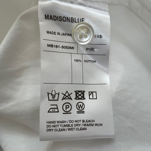 MADISONBLUE(マディソンブルー)のマディソンブルー  ミモレ別注　ciao 刺繍　シャツ　白　ホワイト レディースのトップス(シャツ/ブラウス(長袖/七分))の商品写真