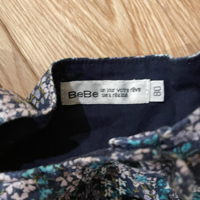 BeBe(ベベ)のBeBe 小花柄　フリル　ワンピース　80 キッズ/ベビー/マタニティのベビー服(~85cm)(ワンピース)の商品写真