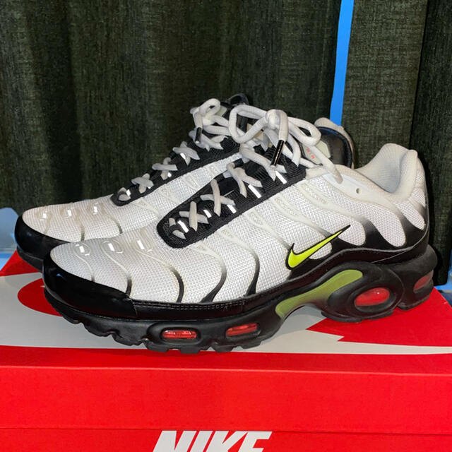 NIKE(ナイキ)のAIR MAX PLUS SE WHITE/VOLT-BLACK NIKE メンズの靴/シューズ(スニーカー)の商品写真