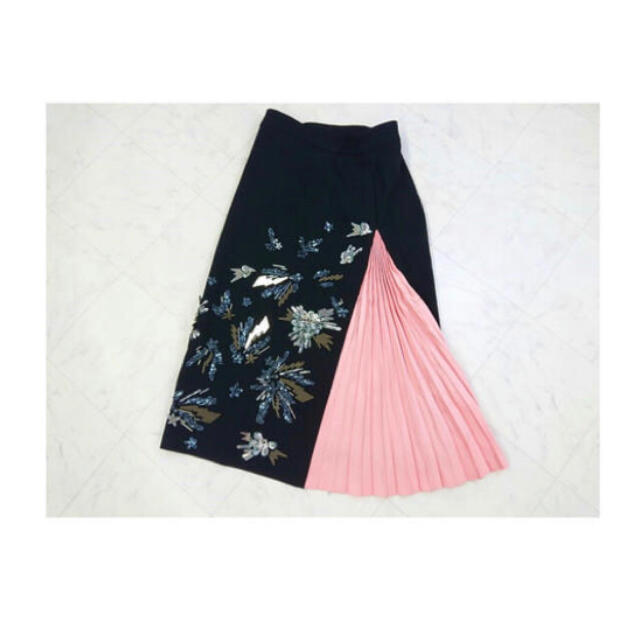Drawer(ドゥロワー)の新品定価98,280円タグ付き イタリア製 ピンクプリーツ×ビジュー装飾スカート レディースのスカート(ひざ丈スカート)の商品写真