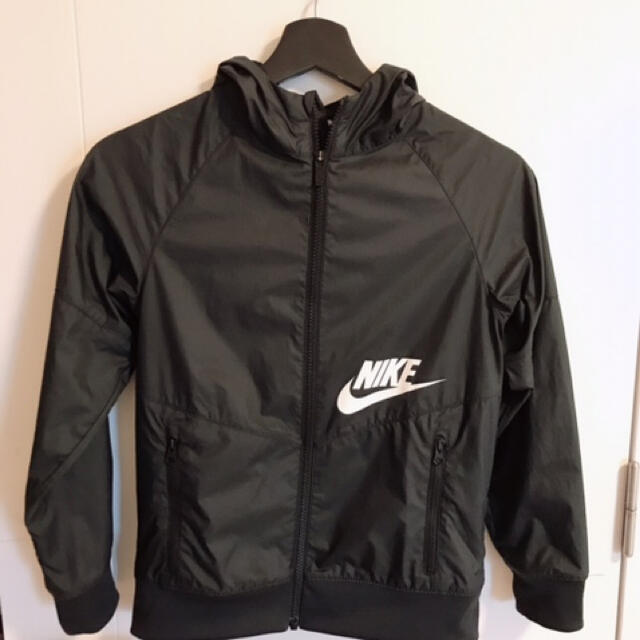 NIKE(ナイキ)のNIKE  ナイキ　キッズ　ウィンドブレーカー　 ブラック　サイズS キッズ/ベビー/マタニティのキッズ服男の子用(90cm~)(ジャケット/上着)の商品写真