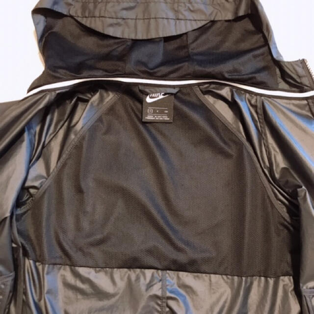 NIKE(ナイキ)のNIKE  ナイキ　キッズ　ウィンドブレーカー　 ブラック　サイズS キッズ/ベビー/マタニティのキッズ服男の子用(90cm~)(ジャケット/上着)の商品写真