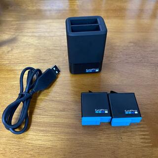 ゴープロ(GoPro)のGoPro8用バッテリー2個充電器　（箱なし）(バッテリー/充電器)