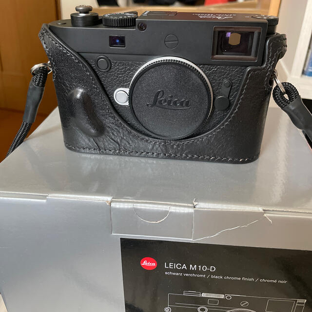 LEICA(ライカ)のLeica ライカ　M10-D 良品　革ケース付 スマホ/家電/カメラのカメラ(ミラーレス一眼)の商品写真