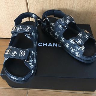 シャネル(CHANEL)のシャネルCHANEL2020黒サンダル新品ゴールドロゴ完売品(サンダル)