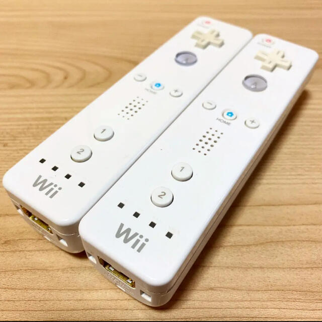 Wii(ウィー)の動作確認済み⭐️任天堂Wiiリモコン２つセット［シロ］ エンタメ/ホビーのゲームソフト/ゲーム機本体(家庭用ゲーム機本体)の商品写真