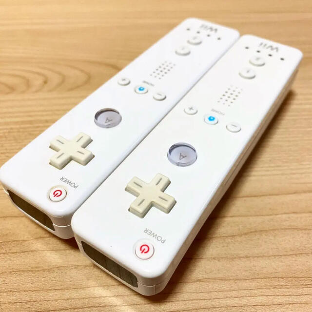 Wii(ウィー)の動作確認済み⭐️任天堂Wiiリモコン２つセット［シロ］ エンタメ/ホビーのゲームソフト/ゲーム機本体(家庭用ゲーム機本体)の商品写真