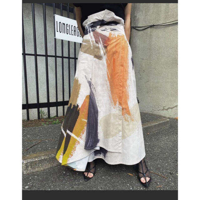 Ameri VINTAGE(アメリヴィンテージ)のアメリ　LOUISE ART SKIRT レディースのスカート(ロングスカート)の商品写真