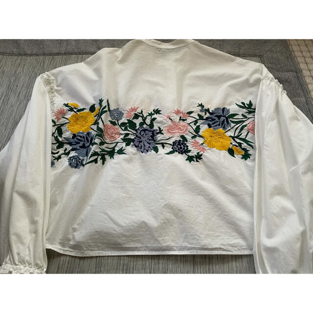 ZARA(ザラ)のZARA 刺繍シャツ レディースのトップス(シャツ/ブラウス(長袖/七分))の商品写真