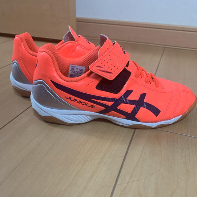 asics(アシックス)のマッサ中谷様専用　asics フットサルシューズJUNIOLE  20.0cm スポーツ/アウトドアのサッカー/フットサル(シューズ)の商品写真