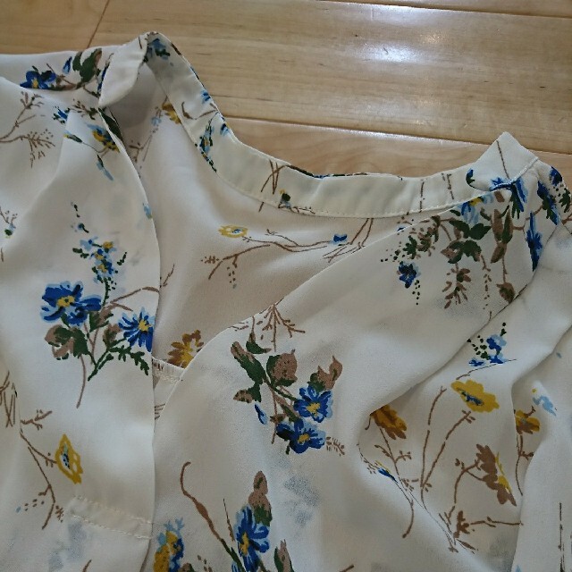 ViS(ヴィス)のViS ビス 花柄スキッパーブラウス M レディースのトップス(シャツ/ブラウス(半袖/袖なし))の商品写真