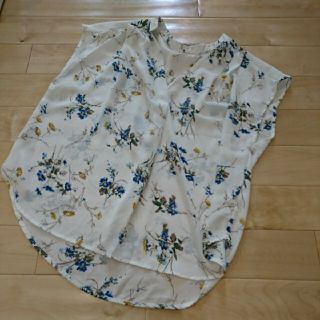 ヴィス(ViS)のViS ビス 花柄スキッパーブラウス M(シャツ/ブラウス(半袖/袖なし))