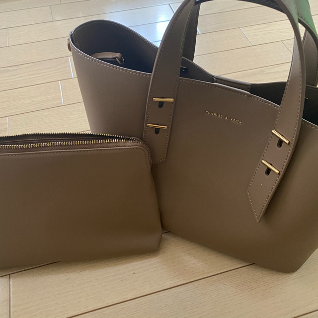 Charles and Keith(チャールズアンドキース)のチャールズアンドキース ダブルハンドルスローチーバッグ カーキ レディースのバッグ(ハンドバッグ)の商品写真