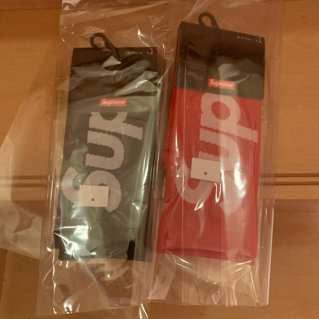 Supreme(シュプリーム)のsupreme socks red black セット　サイズ26〜27.5cm メンズのレッグウェア(ソックス)の商品写真