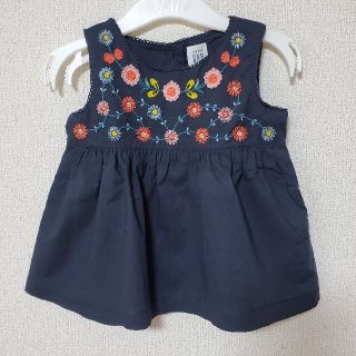 ベビーギャップ(babyGAP)のおまとめ割対応可！80 刺繍がかわいいネイビーのトップス(タンクトップ/キャミソール)