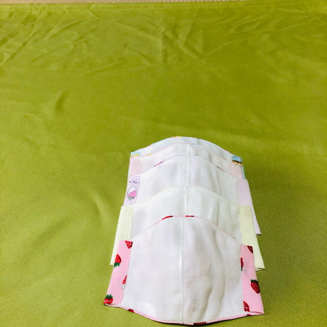 子供インナーマスク　２歳〜３歳位　カップケーキ　イチゴ柄　女の子 ハンドメイドのキッズ/ベビー(外出用品)の商品写真