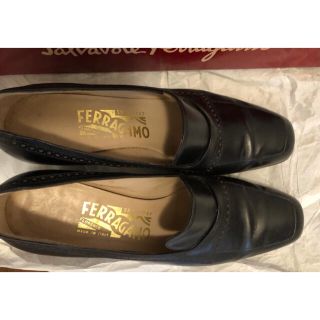 フェラガモ(Ferragamo)のフェラガモ　レディース　ローファー　黒　５1/2(ローファー/革靴)