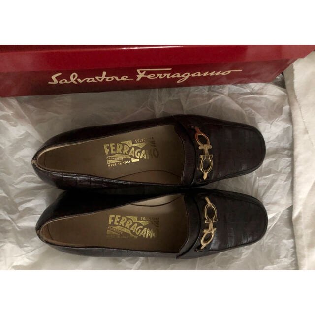 Ferragamo(フェラガモ)のフェラガモ　ローファー　型押し　革靴　こげ茶　6 レディースの靴/シューズ(ローファー/革靴)の商品写真