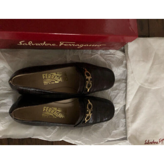 Ferragamo(フェラガモ)のフェラガモ　ローファー　型押し　革靴　こげ茶　6 レディースの靴/シューズ(ローファー/革靴)の商品写真
