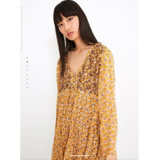 ザラ(ZARA)の新品ZARA Vネック胸元刺繍フラワー柄裏地付ワンピース イエローブラウン  M(ひざ丈ワンピース)