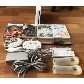 ウィー(Wii)の専用です＊＊＊＊＊＊wii 本体　ソフト４本(家庭用ゲーム機本体)