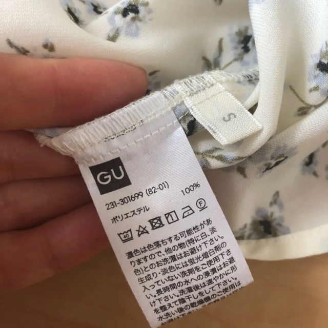 GU(ジーユー)の花柄トップス レディースのトップス(シャツ/ブラウス(半袖/袖なし))の商品写真