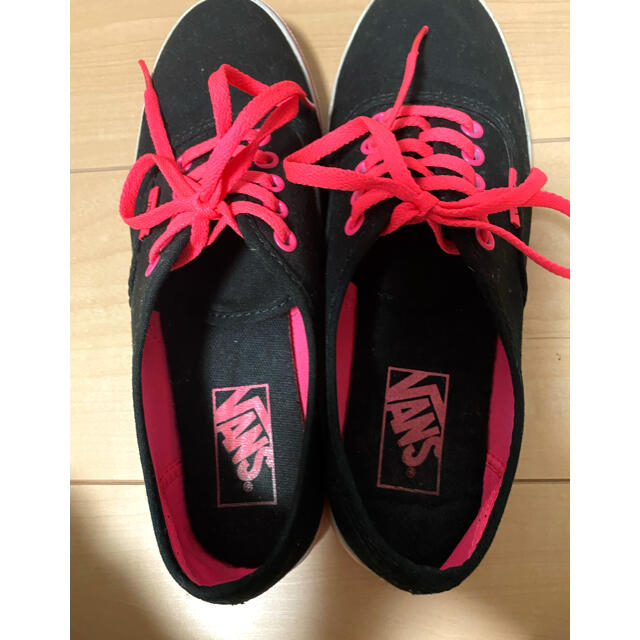 VANS(ヴァンズ)のレア！お値下げ中！バンズ VANS オーセンティック　黒✖️ピンク レディースの靴/シューズ(スニーカー)の商品写真