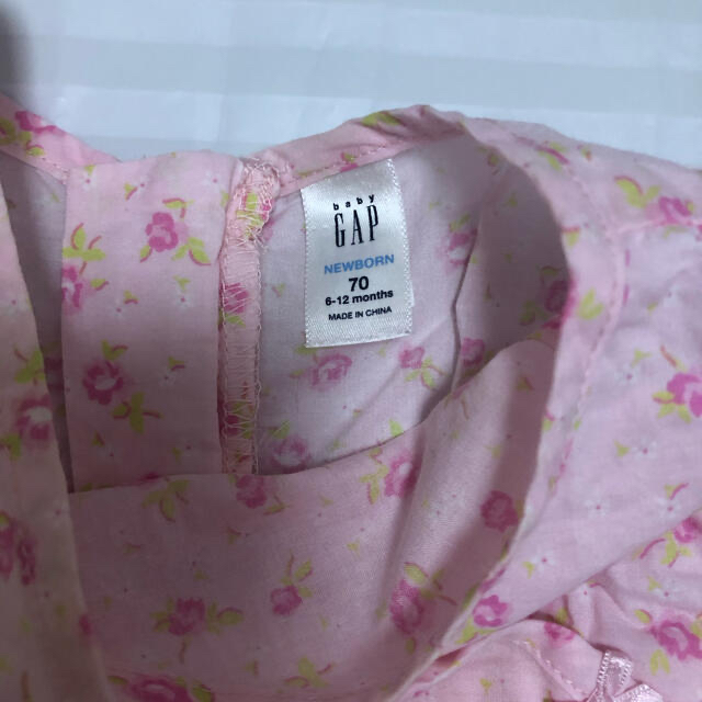 babyGAP(ベビーギャップ)のベビーギャップ　70センチ　花柄ワンピース キッズ/ベビー/マタニティのベビー服(~85cm)(ワンピース)の商品写真