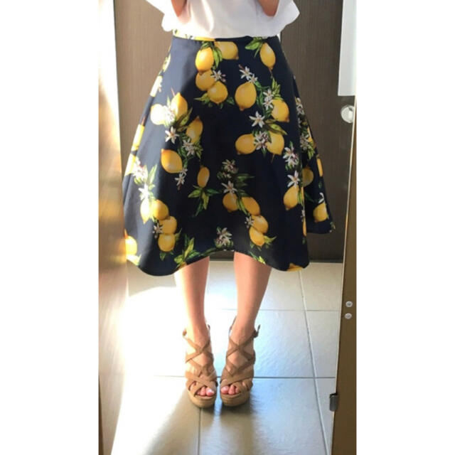 Million Carats(ミリオンカラッツ)の MILLION CARATS レモン柄スカート レディースのスカート(ひざ丈スカート)の商品写真