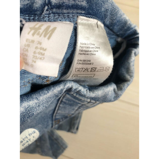 H&M(エイチアンドエム)のH&M🧸𖤐⡱デザインプリントスキニー キッズ/ベビー/マタニティのベビー服(~85cm)(パンツ)の商品写真