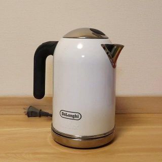 デロンギ(DeLonghi)のデロンギ 電気ケトル 1.0L ホワイト (kMix SJM020J)(電気ケトル)