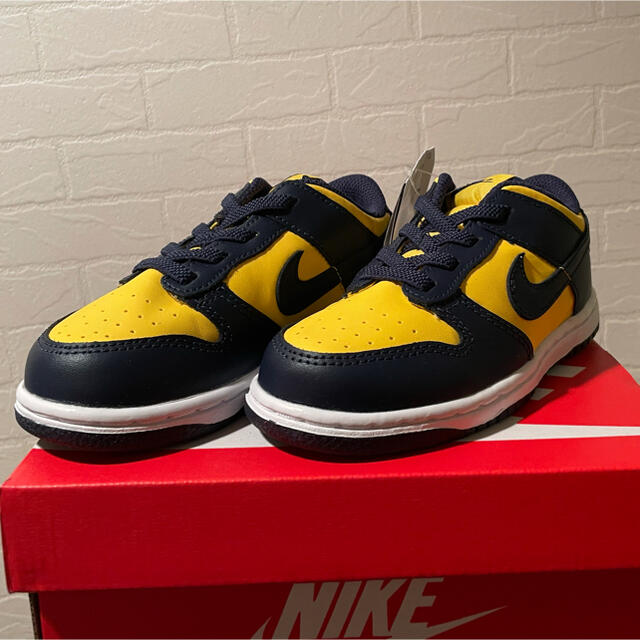 NIKE(ナイキ)のNIKE TD DUNK LOW "MICHIGAN" キッズ/ベビー/マタニティのキッズ靴/シューズ(15cm~)(スニーカー)の商品写真