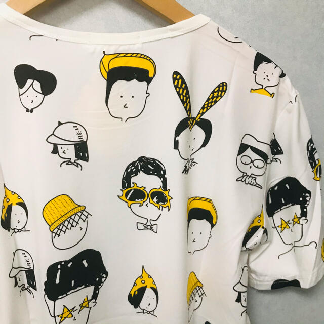 【新品】原宿系　顔柄　総柄　半袖　tシャツ   カットソー　柄シャツ レディースのトップス(Tシャツ(半袖/袖なし))の商品写真