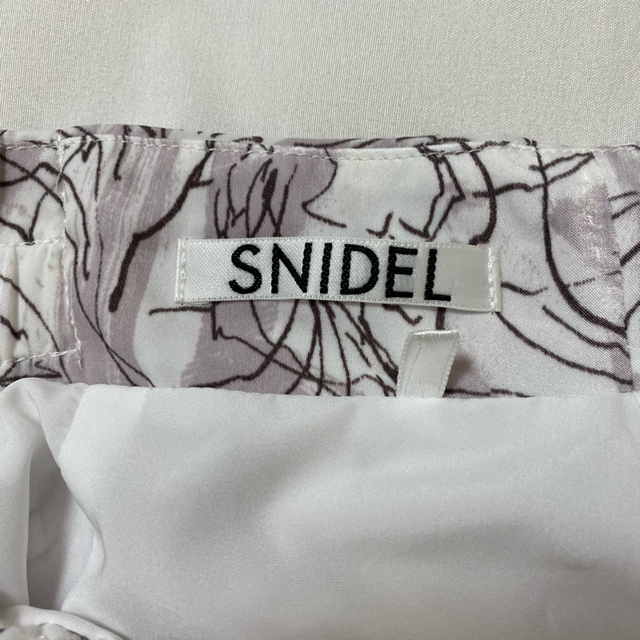 SNIDEL(スナイデル)のラインフラワーナロースカート レディースのスカート(ロングスカート)の商品写真