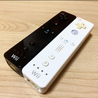 ウィー(Wii)の任天堂Wiiリモコン２つセット［シロ・クロ］(家庭用ゲーム機本体)