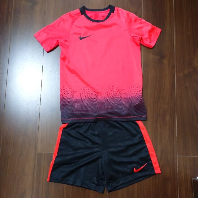 NIKE(ナイキ)のNIKE 上下セット　バラ売り可　140cm　半袖　シャツ　ズボン キッズ/ベビー/マタニティのキッズ服男の子用(90cm~)(Tシャツ/カットソー)の商品写真