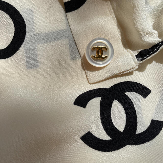 CHANEL(シャネル)のCHANEL 総シルク COCO ブラウス レディースのトップス(シャツ/ブラウス(半袖/袖なし))の商品写真