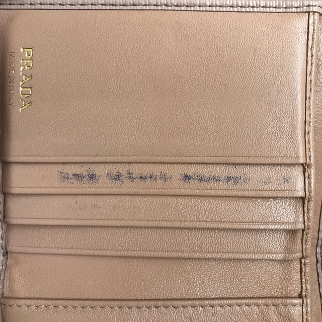 PRADA(プラダ)のPRADA  プラダ　三つ折り財布 ミニ財布　サフィアーノ　ピンクベージュ メンズのファッション小物(折り財布)の商品写真