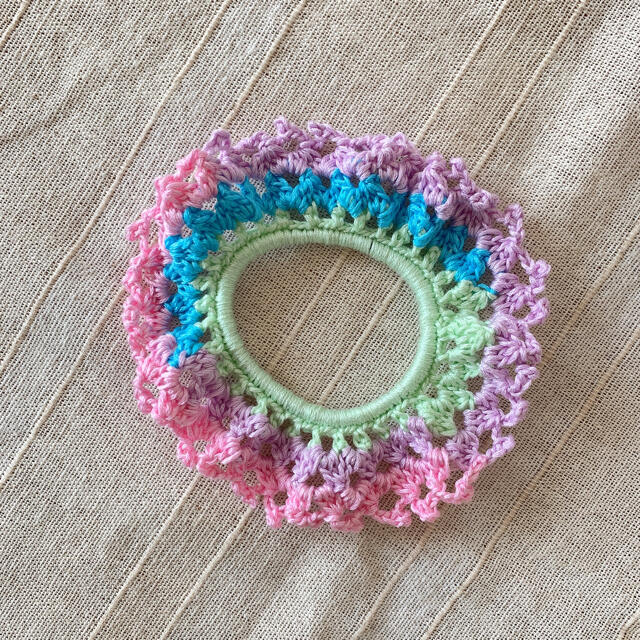 刺繍糸のレースシュシュ　2個セット　バラ売り可 ハンドメイドのアクセサリー(ヘアアクセサリー)の商品写真